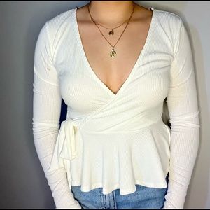 Long sleeve ribbed top.